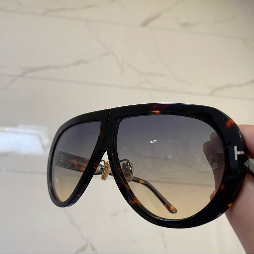 Tortoise Shell Gradient Aviator Sunglasses - image 2